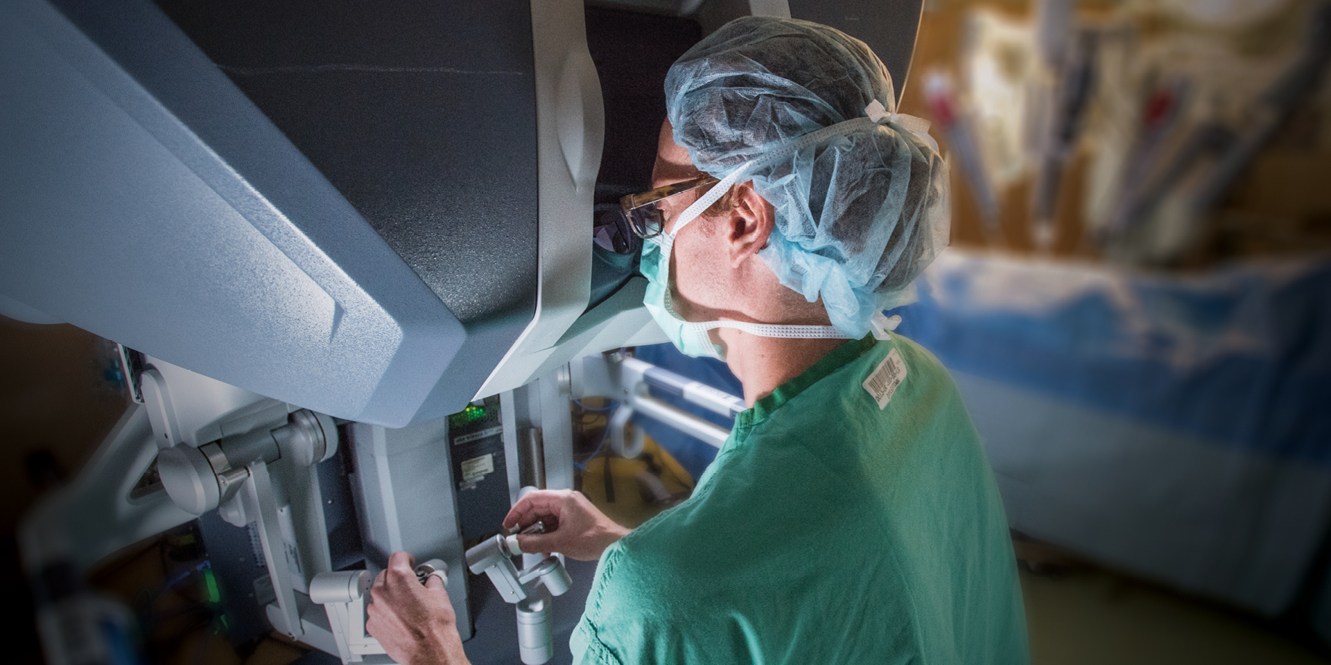 Doctor using DaVinci technology | Doylestown Health